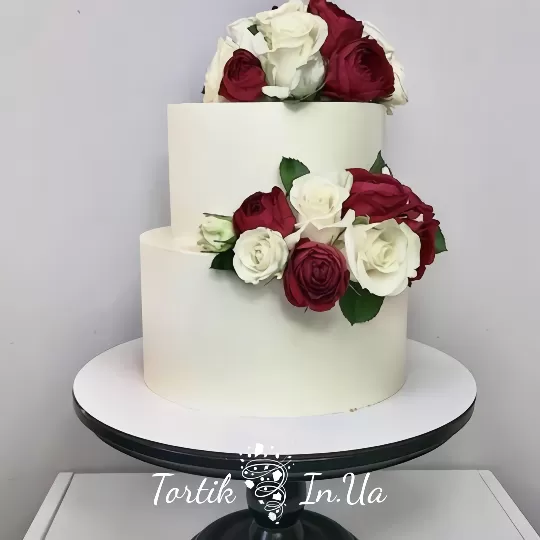 Весільний торт з червоні троянди