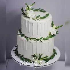 Свадебный торт белый с листочками