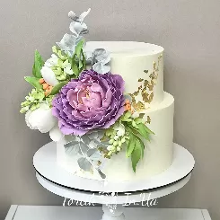 Весільний торт із ліпними квітами