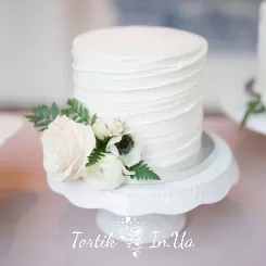 Одноярусний весільний торт із живими квітами