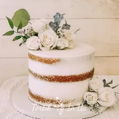 Открытый свадебный торт с розами